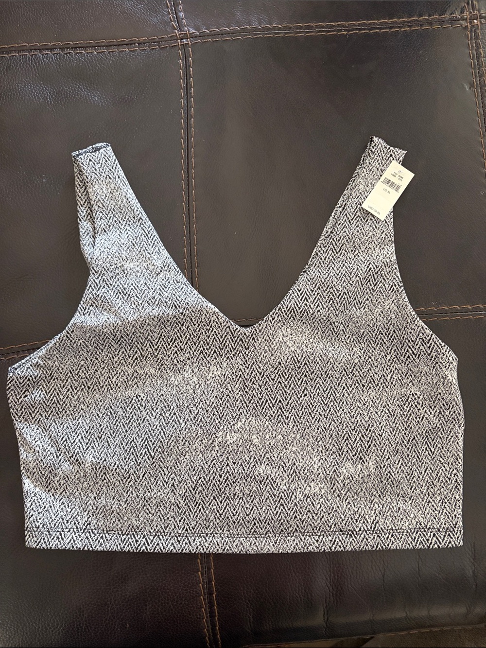 Women’s Black & White Patterned V-Neck Crop Tank Top Sports Bra